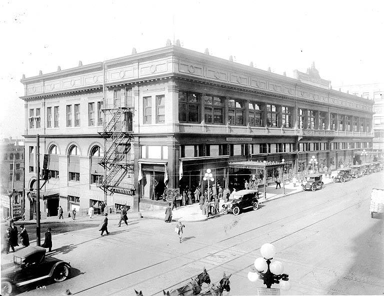 Frederick_and_Nelson,_Rialto_Building,_ca._1914 2